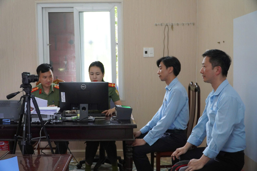 Người nước ngoài tới cơ quan Công an làm thủ tục định danh mức 2.