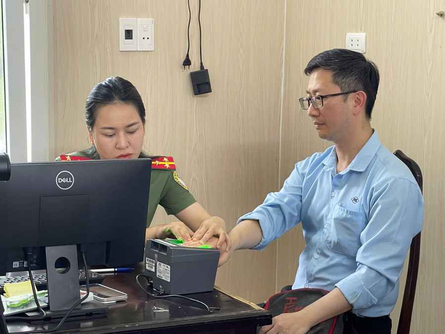 Hiện, có hơn 200 người nước ngoài hoàn tất thủ tục đăng ký tài khoản định danh mức độ 2 tại Hà Tĩnh. z6805724500087-1199187428fd87004cca85af3896dcc4.jpg