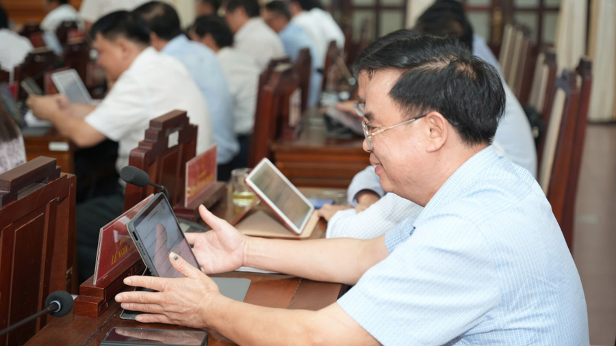 Các đại biểu biểu quyết thông qua các Nghị quyết. z6810559284440-579a9b3d42b049db4c0201d245bc650b-16-7-2025-16-37-01-876-ch.jpg