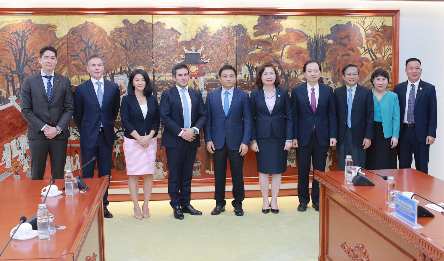 Hai bên chụp ảnh lưu niệm.