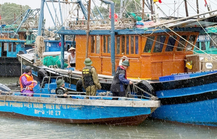 Cán bộ Đồn Biên phòng Trà Cổ tiếp cận tàu cá của ngư dân để tuyên truyền và yêu cầu người dân lên bờ tránh bão.