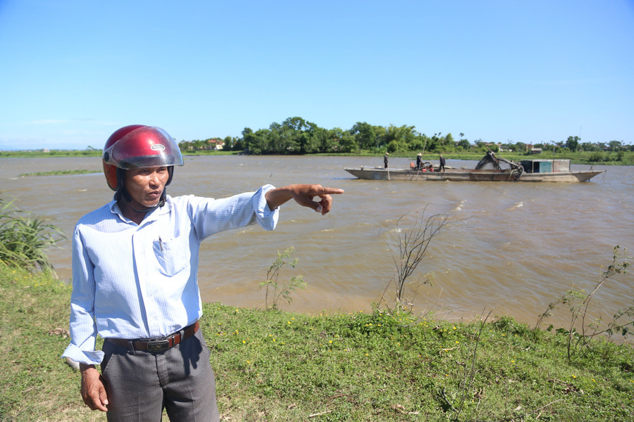 Khu vực hút cát gần với đồng lúa khiến người dân bất an. sat-lo-dat-ruong-5.jpg