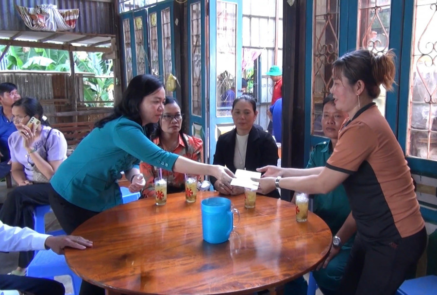 Đại diện lãnh đạo xã Ô Lâm, tỉnh An Giang thăm hỏi và trao hỗ trợ cho gia đình ông Tôn Long Dừa. 1000047891.jpg