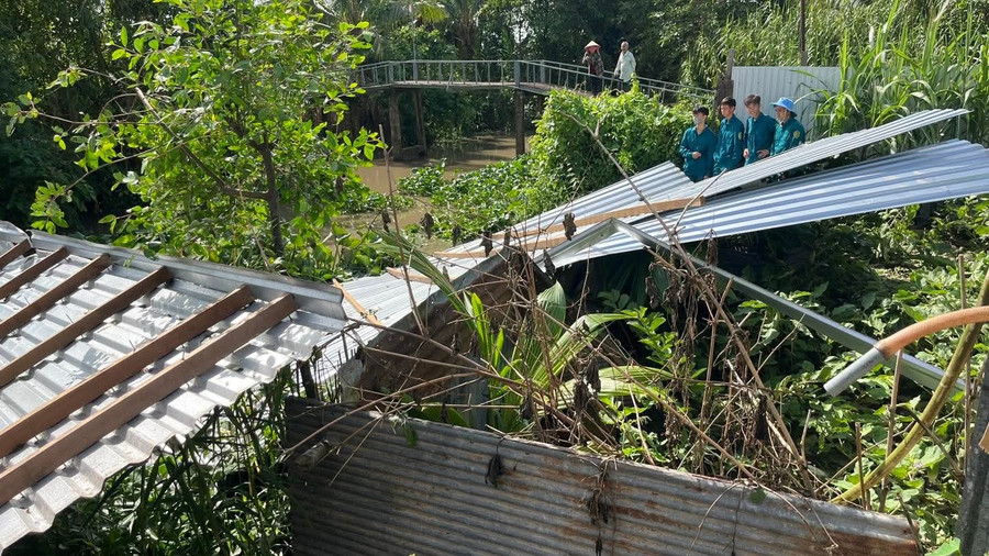 Nhà dân bị tốc mái và hư hỏng nặng do ảnh hưởng giông lốc. 1000047887.jpg