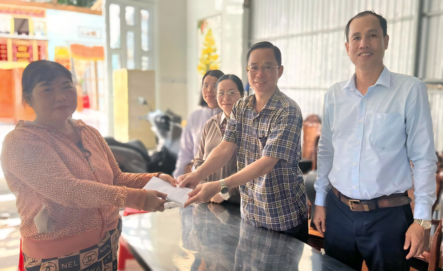 Đại diện lãnh đạo xã Phú Hòa, tỉnh An Giang thăm hỏi, động viên và trao hỗ trợ cho gia đình bà Nguyễn Thị Giao. 1000047886.jpg