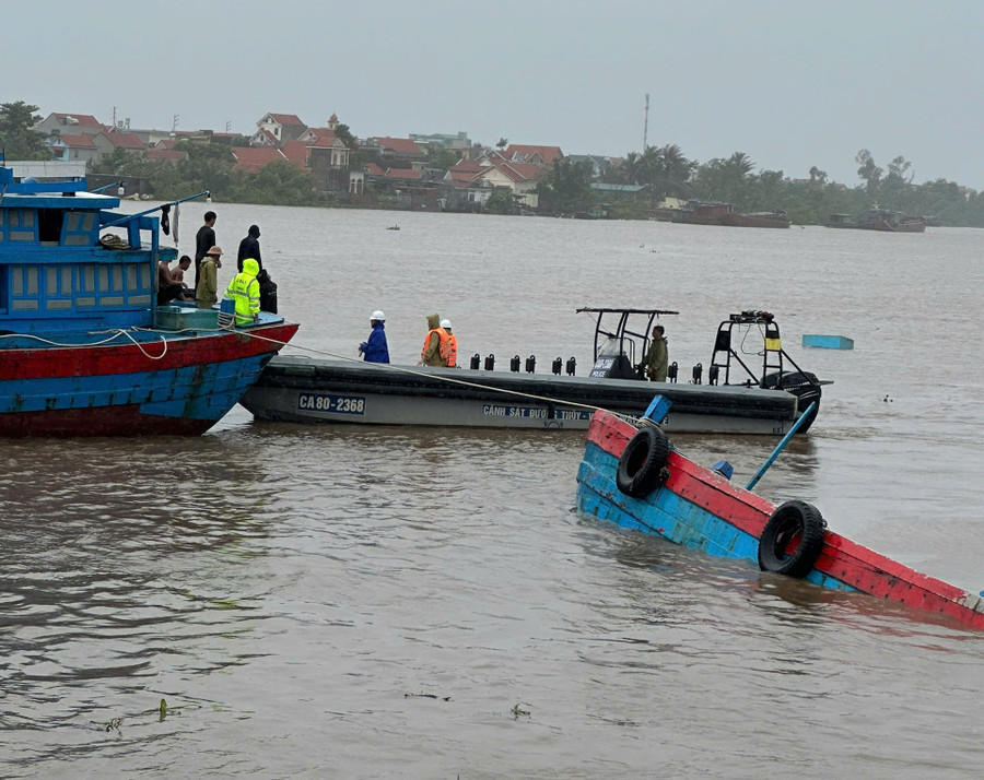 Cảnh sát kịp thời hỗ trợ thuyền viên sau sự cố lật chìm tàu.