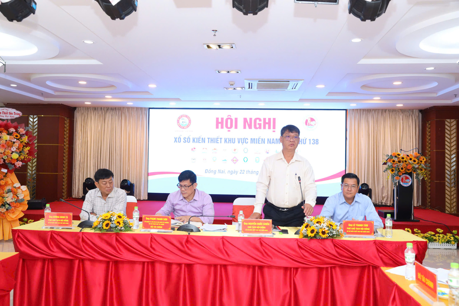 Ông Nguyễn Quốc Chiến - Chủ tịch Hội đồng XSKT Khu vực miền Nam, Chủ tịch HĐTV Công ty TNHH Một thành viên XSKT TP. Hồ Chí Minh điều hành Hội nghị.