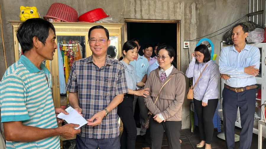 Lãnh đạo một số xã, phường tỉnh An Giang thăm hỏi, trao hỗ trợ các hộ dân bị hư hỏng nhà ở do ảnh hưởng giông lốc.