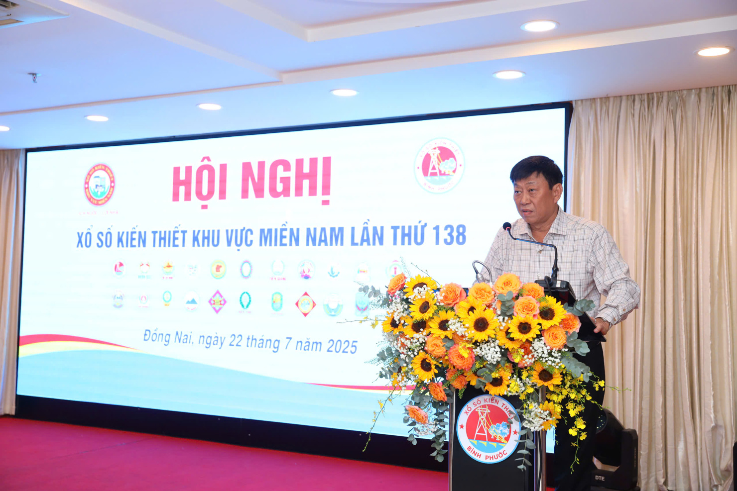 Ông Dương Minh Tú - Phó Chủ tịch Hội đồng Xổ số Khu vực miền Nam trình bày báo cáo.