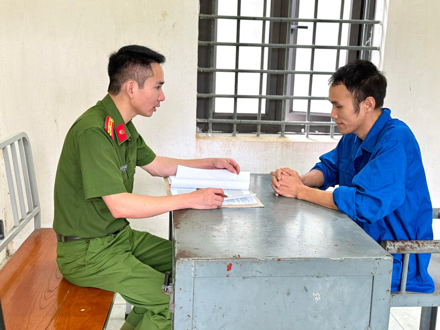 Cơ quan Cảnh sát điều tra tiến hành lấy lời khai của Trần Ngọc Bình. Ảnh: Công an tỉnh Phú Thọ