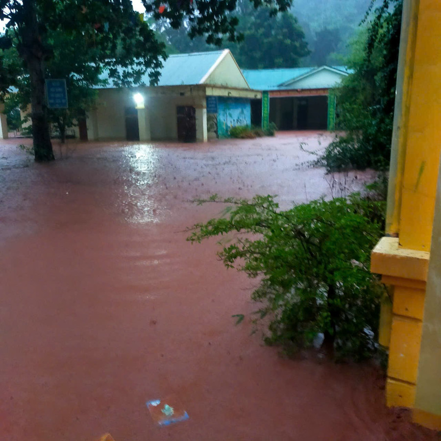 Phòng học và dãy nhà ở bán trú học sinh Trường Phổ thông Dân tộc bán trú Tiểu học Mỹ Lý 2 (xã Mỹ Lý, Nghệ An) ngập sâu do mưa lũ. Ảnh: CTV truong-hoc-ung-pho-mua-lu-2.jpg