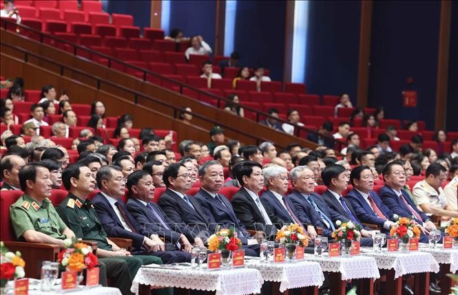Tổng Bí thư Tô Lâm, Chủ tịch nước Lương Cường, Thủ tướng Phạm Minh Chính, các đồng chí lãnh đạo Đảng, Nhà nước và các đại biểu tại buổi gặp mặt. Ảnh: Thống Nhất/TTXVN.  