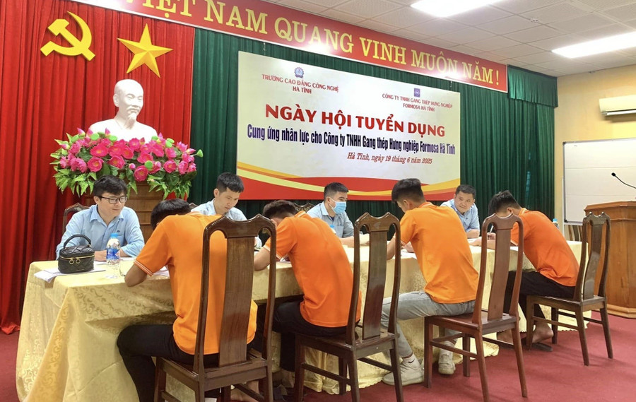 doanh-nghiep-dat-hang-sinh-vien-truong-nghe-1.jpg