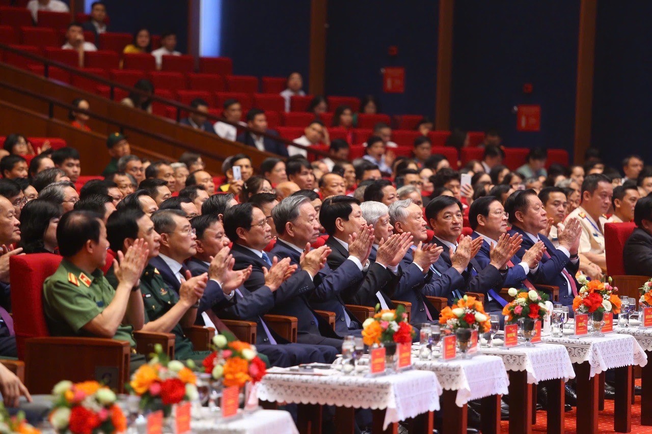 Tổng Bí thư Tô Lâm, Chủ tịch nước Lương Cường, Thủ tướng Phạm Minh Chính cùng các lãnh đạo Đảng, Nhà nước, các bộ, ban, ngành dự cuộc gặp mặt. Ảnh: Bộ Nội vụ.  