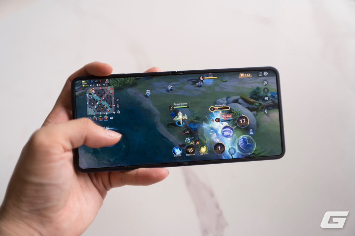 Chơi Liên Quân, Tốc Chiến bằng Galaxy Z Flip7: Liệu có trụ nổi 5 tiếng?- Ảnh 1. Chơi Liên Quân, Tốc Chiến bằng Galaxy Z Flip7: Liệu có trụ nổi 5 tiếng?- Ảnh 1.