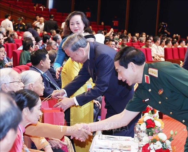 Tổng Bí thư Tô Lâm tặng quà cho người có công, nhân chứng lịch sử tiêu biểu Ảnh: Thống Nhất/TTXVN.  