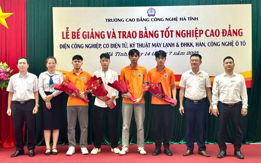Đại diện doanh nghiệp và nhà trường chúc mừng các sinh viên được tuyển làm việc ngay sau khi tốt nghiệp. Ảnh: B.T