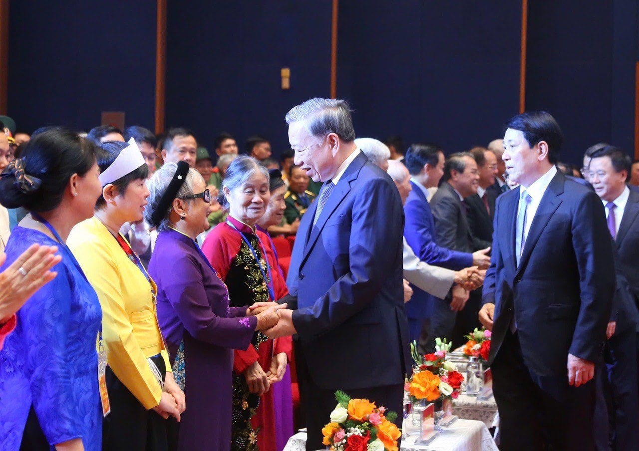 Tổng Bí thư Tô Lâm gặp gỡ người có công, nhân chứng lịch sử. Ảnh: Bộ Nội vụ.