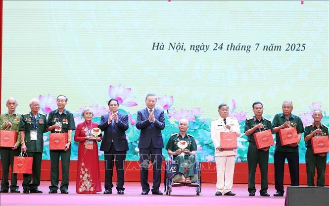 Tổng Bí thư Tô Lâm, Thủ tướng Phạm Minh Chính tặng quà cho người có công, nhân chứng lịch sử tiêu biểu. Ảnh: Thống Nhất/TTXVN.
