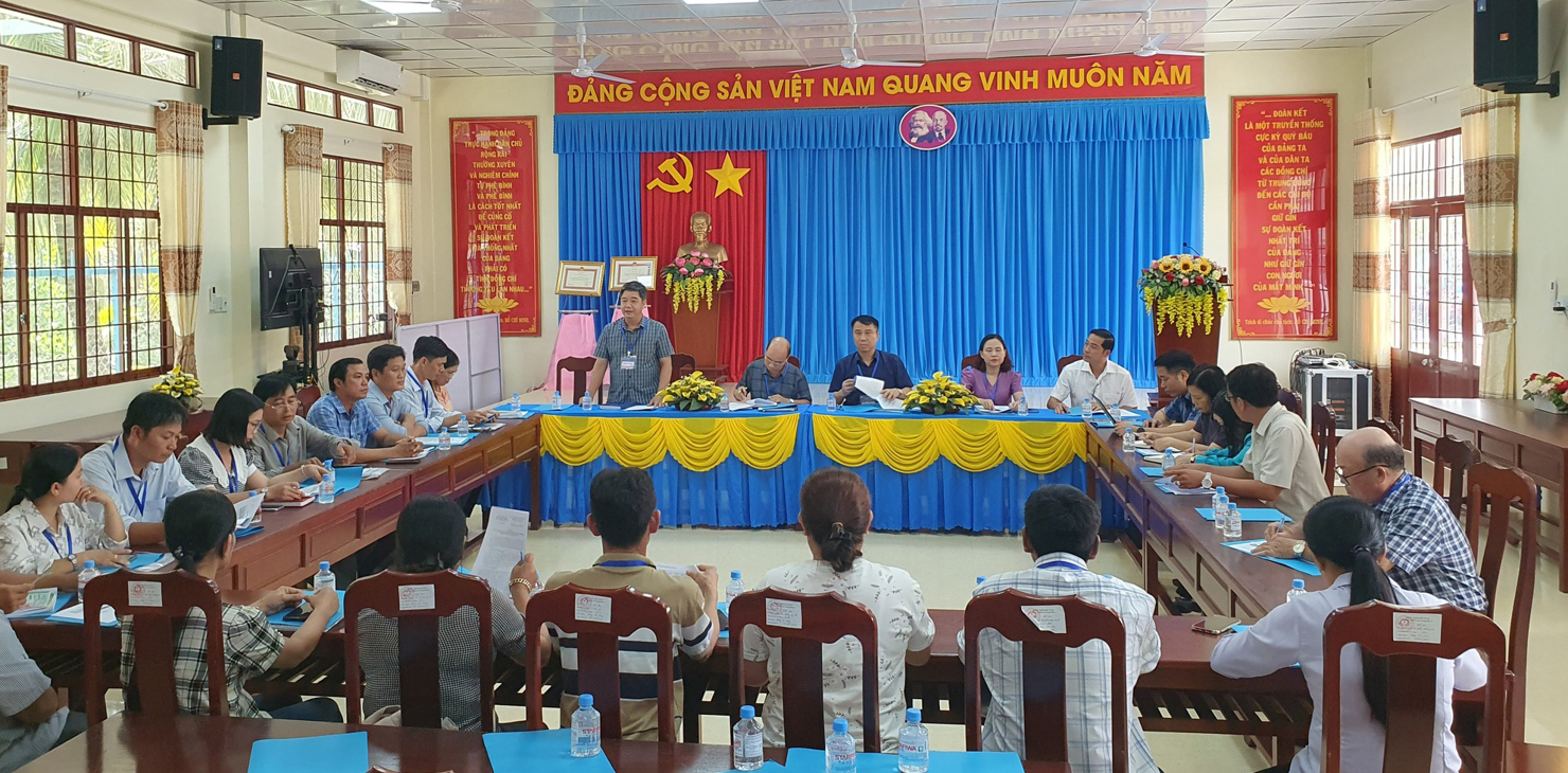 Đoàn Giám sát Trung ương do ông Đậu Ngọc Hùng làm Trưởng đoàn làm việc, kiểm tra tiến độ thực hiện tổng điều tra tại địa bàn của tỉnh Vĩnh Long ngày 13/7