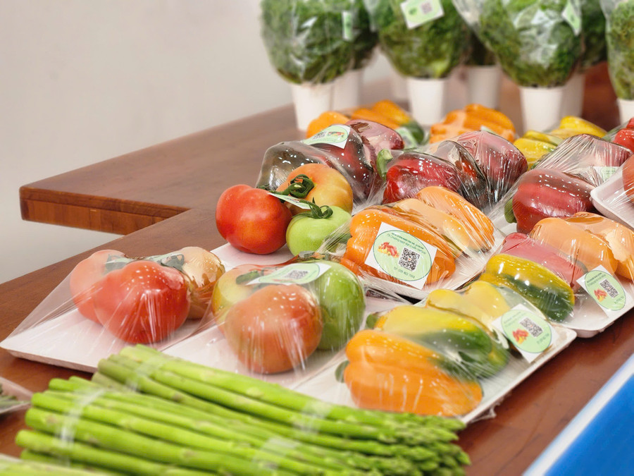 Sản phẩm trưng bày của Hợp tác xã Nông nghiệp Công nghệ cao Sơn Farm. (Ảnh: L.N) 7bbef94a4f46c6189f57.jpg