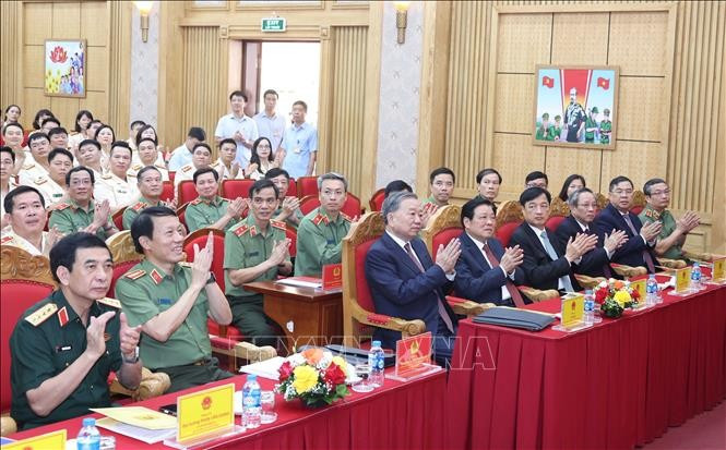 Tổng Bí thư Tô Lâm và các đại biểu dự buổi gặp mặt. (Ảnh: Thống Nhất/TTXVN) Tổng Bí thư Tô Lâm và các đại biểu dự buổi gặp mặt. (Ảnh: Thống Nhất/TTXVN)