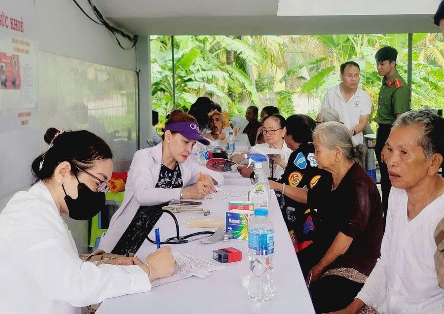 Tư vấn sức khỏe, khám bệnh và cấp phát thuốc miễn phí cho người dân. 1000048800.jpg