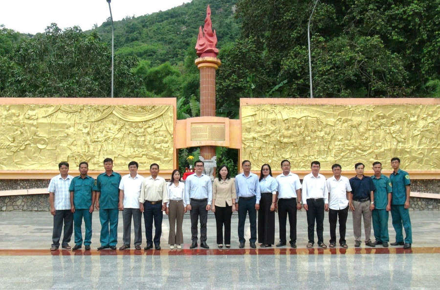 Dâng hương tưởng niệm các Anh hùng Liệt sĩ tại Di tích lịch sử cách mạng Ô Tà Sóc. 1000048795.jpg