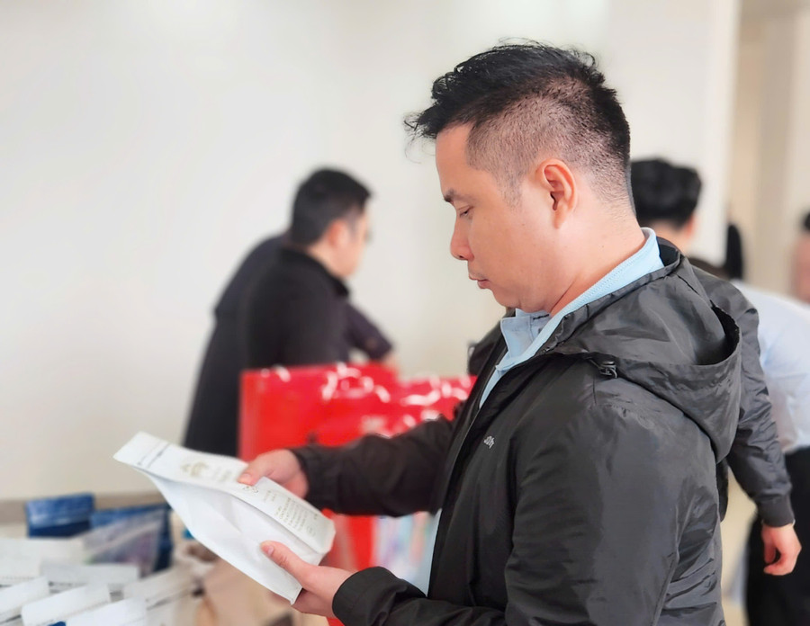 Người dân luôn quan tâm đến nguồn gốc và thành phần trước khi lựa chọn mua một sản phẩm. (Ảnh: L.N) bd3417f3baff33a16aee.jpg