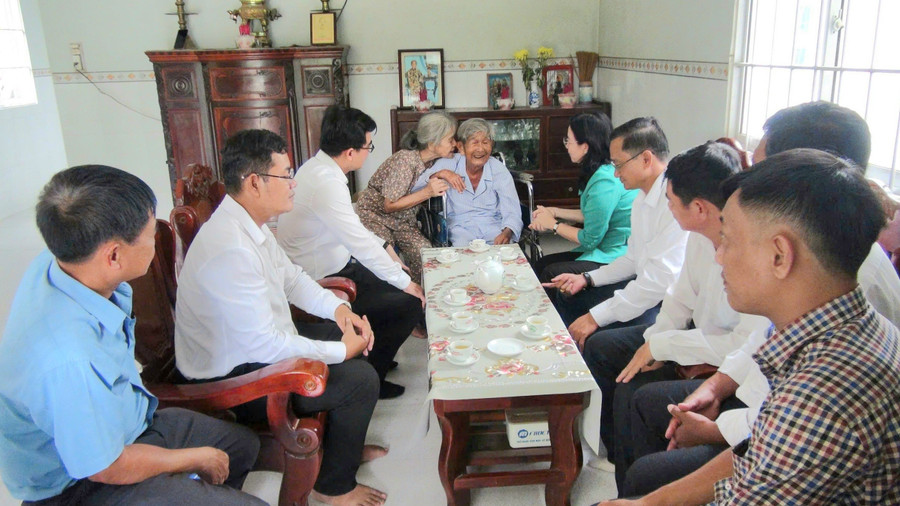 Thăm hỏi, tặng quà Anh hùng LLVT nhân dân, Đại tá Lê Thành Cư (ấp Ninh Thuận, xã Ô Lâm). 1000048793.jpg