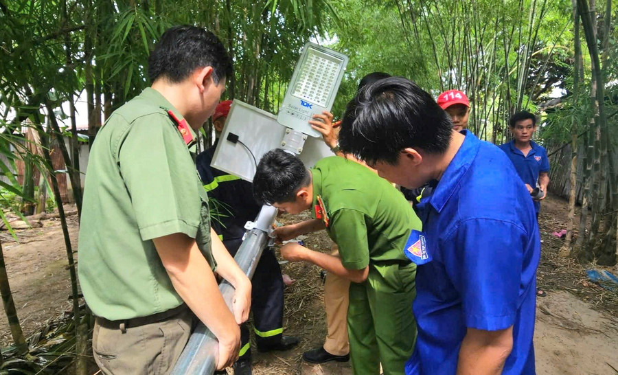 Thực hiện công trình "Ánh sáng an ninh" tại phum Đồng Tô. 1000048804.jpg