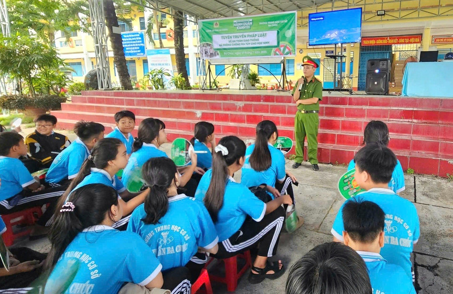Cán bộ Công an tỉnh An Giang phổ biến kiến thức pháp luật cho học sinh Trường THPT Ba Chúc. 1000048801.jpg