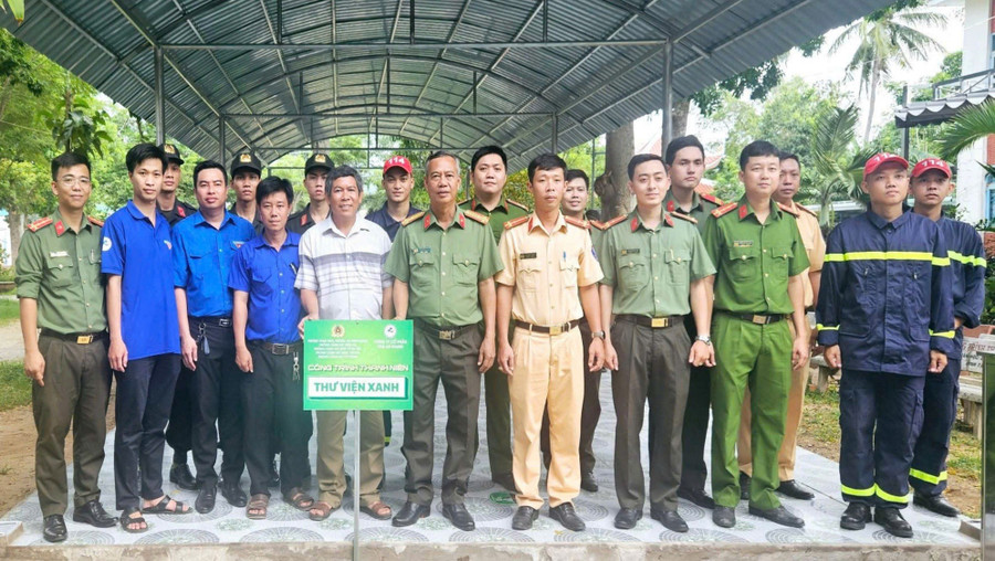 Thực hiện công trình "Thư viện xanh" tại Trường THPT Ba Chúc. 1000048802.jpg