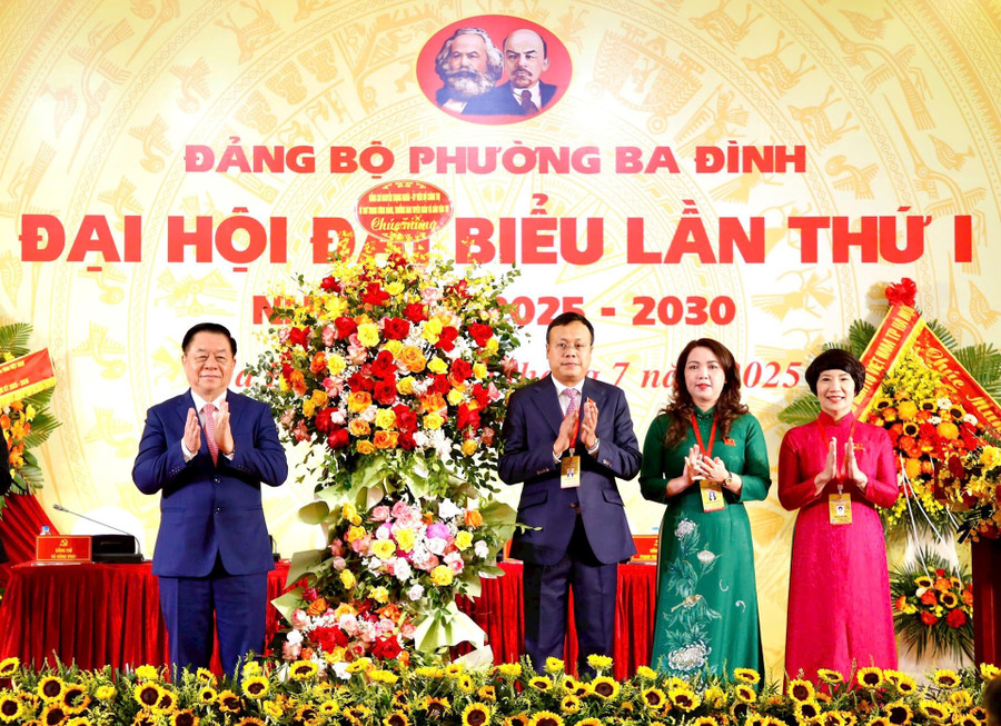 Trưởng Ban Tuyên giáo và Dân vận Trung ương Nguyễn Trọng Nghĩa tặng hoa chúc mừng Đại hội (Ảnh: VT).