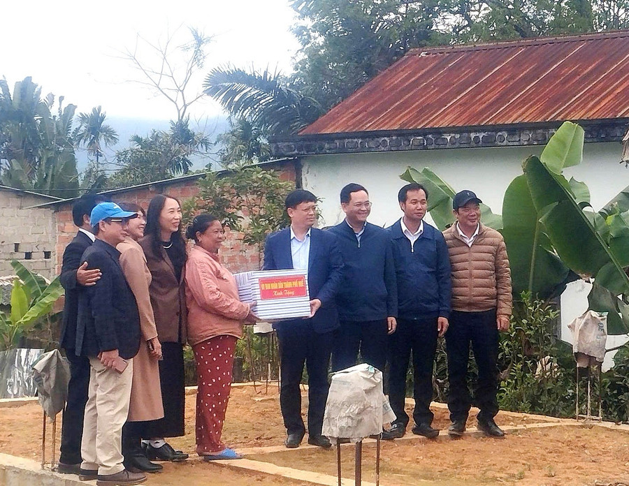 Lãnh đạo UBND TP Huế tặng quà cho các hộ dân xây nhà. a3-tp-hue-ho-tro-xay-moi-nha-cho-dong-bao-dan-toc-thieu-so-vuot-15-lan-ke-hoach.jpg