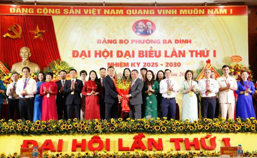 Phó Bí thư Thường trực Thành ủy Hà Nội Nguyễn Văn Phong chúc mừng Ban Chấp hành Đảng bộ phường Ba Đình nhiệm kỳ 2025 - 2030. (Ảnh: VT) ba-dinh-5.jpg
