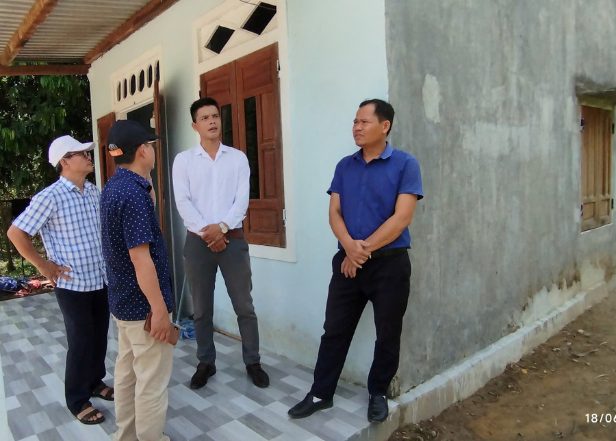 Cán bộ Sở ban ngành và địa phương đi thực tế, nghiệm thu và nhận xét những căn nhà ở xây mới của đồng bào dân tộc thiểu số tại TP Huế. a4-tp-hue-ho-tro-xay-moi-nha-cho-dong-bao-dan-toc-thieu-so-vuot-15-lan-ke-hoach.jpg