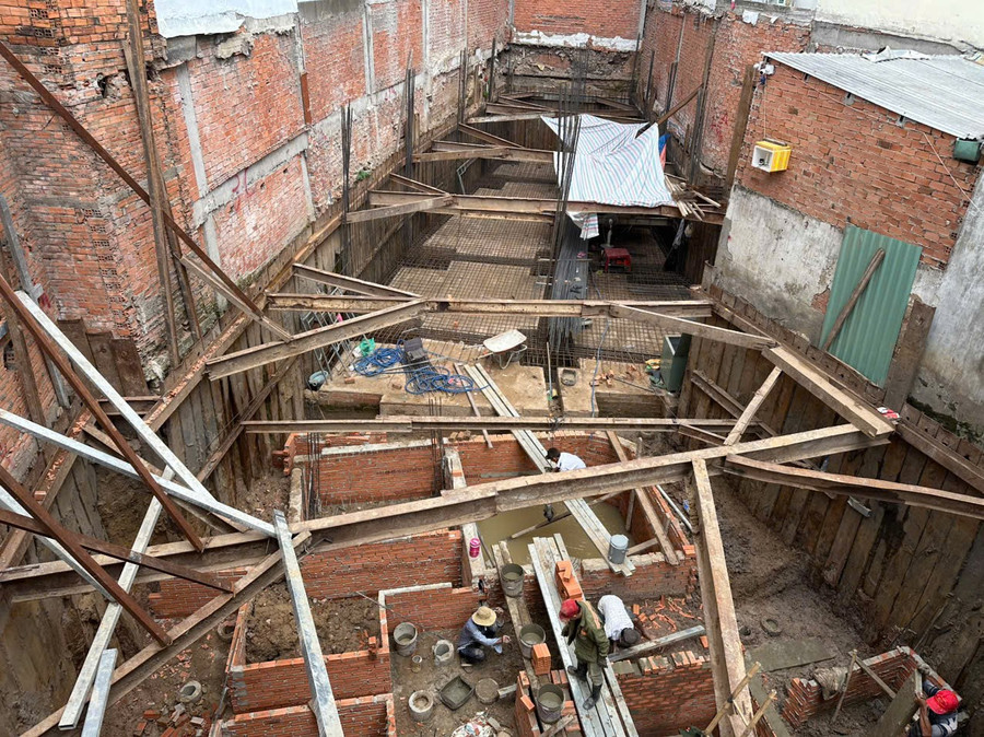 Công trình xây dựng số 257 Lê Đức Thọ khiến nhiều nhà dân xung quanh bị hư hỏng. (Ảnh: Hà An) 9f557cce2be1a2bffbf0.jpg