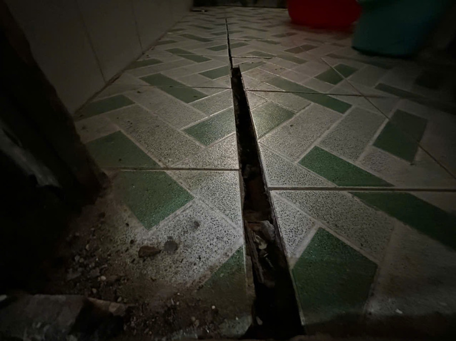 Nền nhà dân xuất hiện nhiều vết nứt lớn do ảnh hưởng công trình xây dựng. (Ảnh: Hà An) 8c39a8aaff8576db2f94.jpg