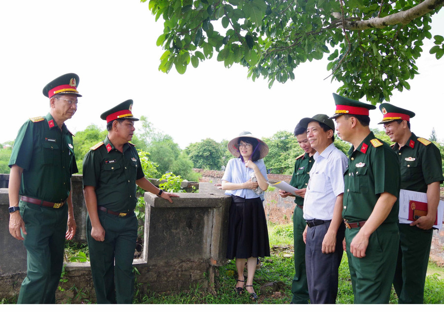 Có nhiều công trình quân sự cũ từ thời quân đội Mỹ xây dựng, hiện xuống cấp và ảnh hưởng mỹ quan di tích cố đô Huế. z6859648275421-d3cc6c671d62990d043240e87586de03.jpg