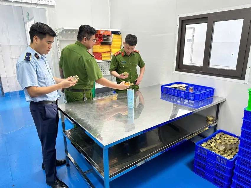 Cơ quan chức năng tiến hành kiểm tra nơi sản xuất.