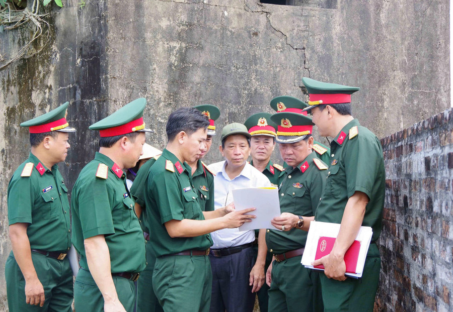 Đoàn công tác khảo sát các vị trí lô cốt quân sự cũ tại Kinh thành Huế.