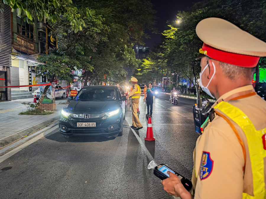 Lực lượng CSGT Hà Nội tuần tra kiểm soát giao thông, xử lý trường hợp vi phạm. so-hoa-va-tong-kiem-soat-van-tai-giai-phap-cap-bach-1.jpg