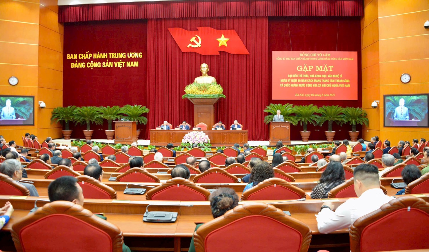Toàn cảnh cuộc gặp mặt đại biểu trí thức, nhà khoa học, văn nghệ sĩ nhân kỷ niệm 80 năm Cách mạng tháng Tám và Quốc khánh 2/9.  