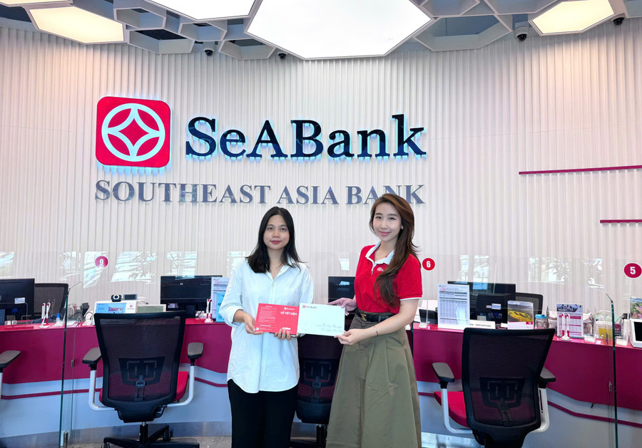 Em Nguyễn Thu Trang tân sinh viên trường Đại học Thương Mại bày tỏ lòng biết ơn khi nhận được sự quan tâm từ Ngân hàng.