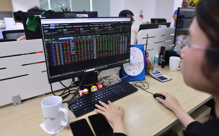 Chứng khoán liên tiếp vượt đỉnh: Rủi ro rình rập hay cơ hội, định giá đắt chưa? - Ảnh 3.