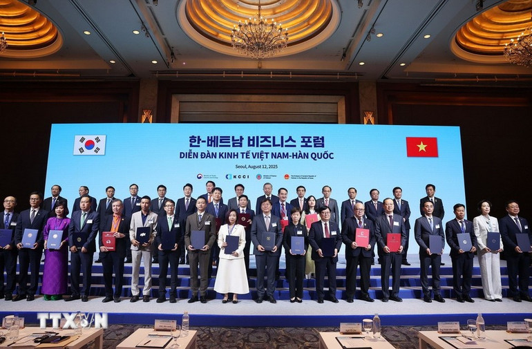 Tổng Bí thư Tô Lâm và Thủ tướng Hàn Quốc Kim Min-seok chứng kiến các đơn vị, doanh nghiệp trao thỏa thuận hợp tác. (Ảnh: TTXVN).  