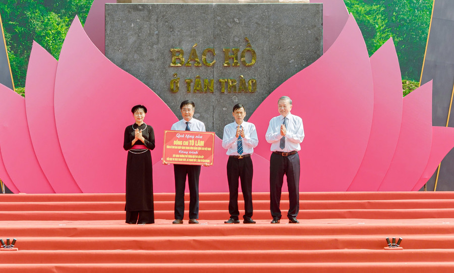 Tổng Bí thư Tô Lâm trao tặng kinh phí xây dựng Trường nội trú liên cấp Tiểu học và Trung học cơ sở Thanh Thủy.