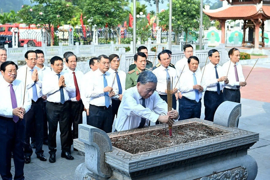 Tổng Bí thư Tô Lâm cùng đoàn dâng hương tại Khu tưởng niệm các vị tiền bối cách mạng tại Tuyên Quang. 1000040258.jpg