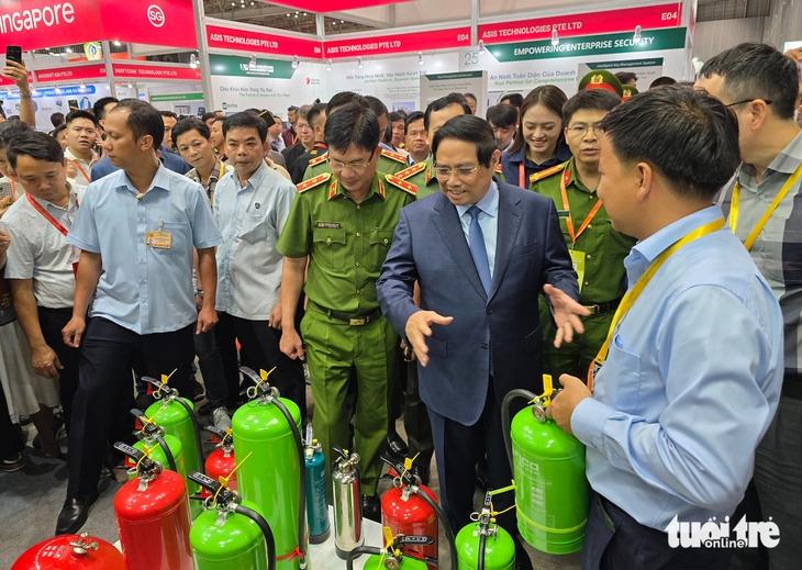 Thủ tướng Phạm Minh Chính dự triển lãm quốc tế về kỹ thuật và phương tiện phòng cháy chữa cháy - Ảnh 4.